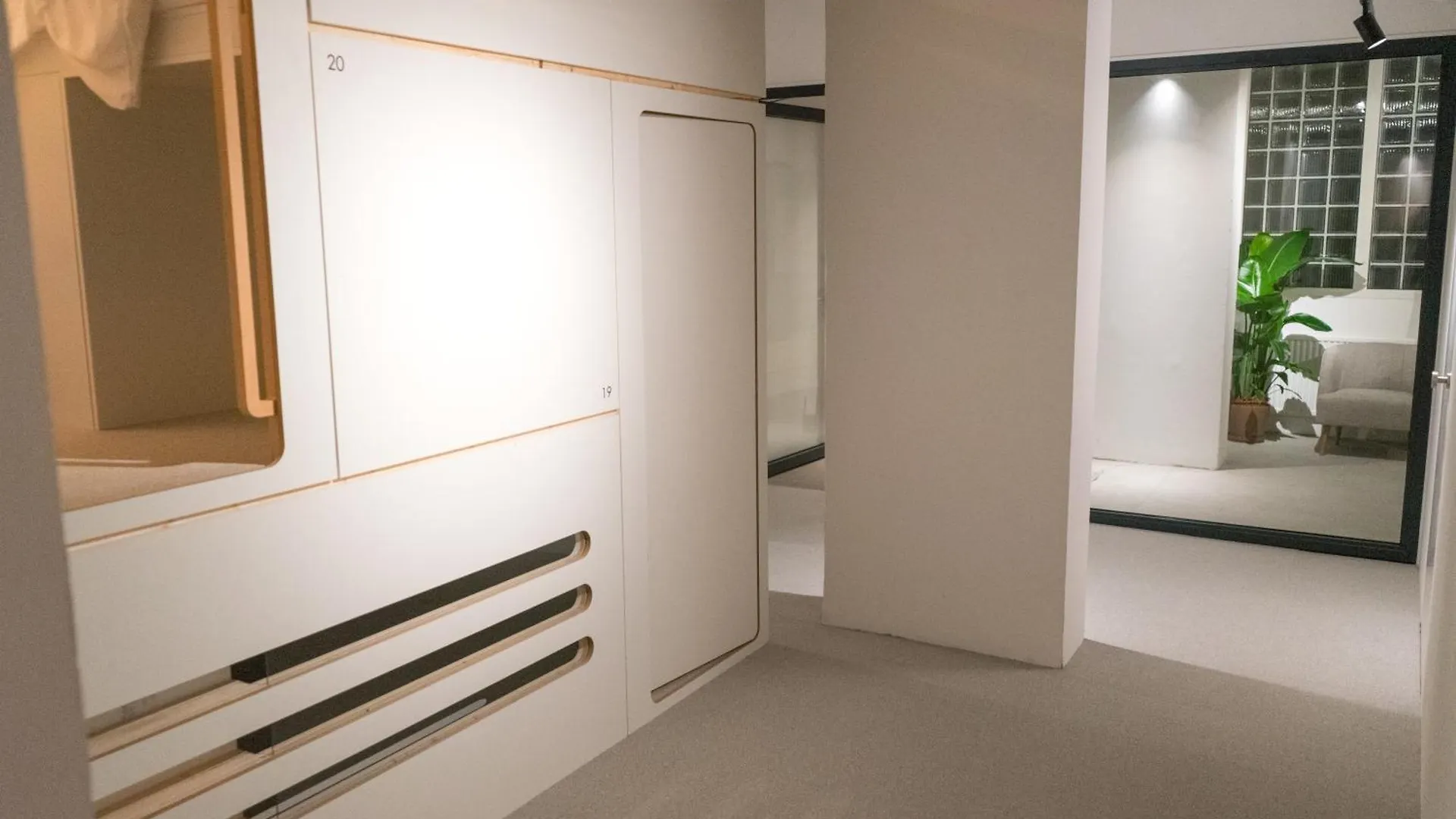 Soom Salzburg I Kapselhotel 0*,  النمسا